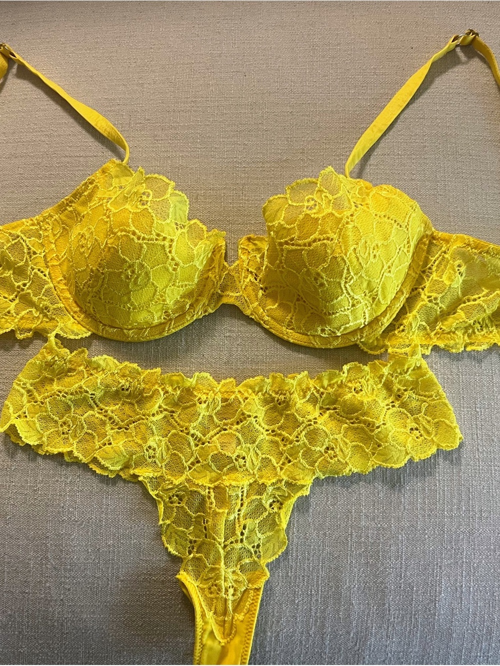 Victoria's Secret Vintage Bright Yellow Lace Underwire Bra 34C & Thong Set Small